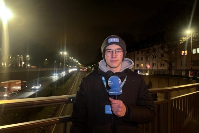 Reporter Julius Obhues steht wegen eines Bombenfunds vor dem Dortmunder Westfalenpark.