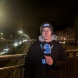 Reporter Julius Obhues steht wegen eines Bombenfunds vor dem Dortmunder Westfalenpark.