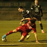 Dominik Lepinksi (hinten) im Zweikampf.