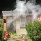 Brandrauch dringt aus einem Haus an der Südbecke in Dortmund-Brechten