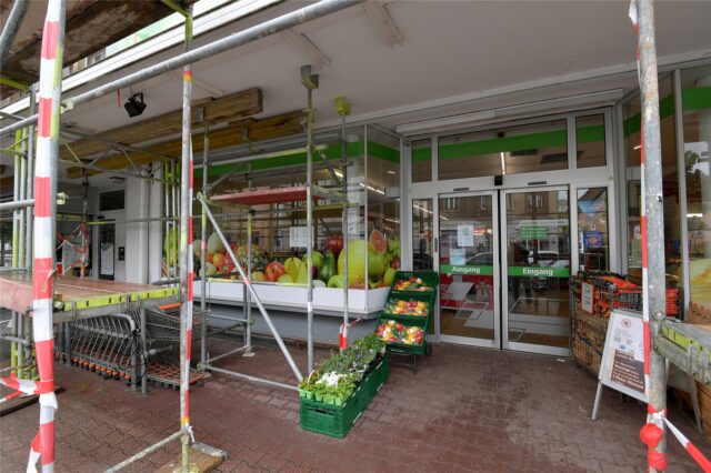 Die ehemalige Sparkassenfiliale an der Bebelstraß, wo sich auch der Frischmarkt Färber (Bild) befindet, wird zurzeit für den Nachmieter umgebaut. Die Immobilie ist für Malerarbeiten zurzeit komplett eingerüstet.