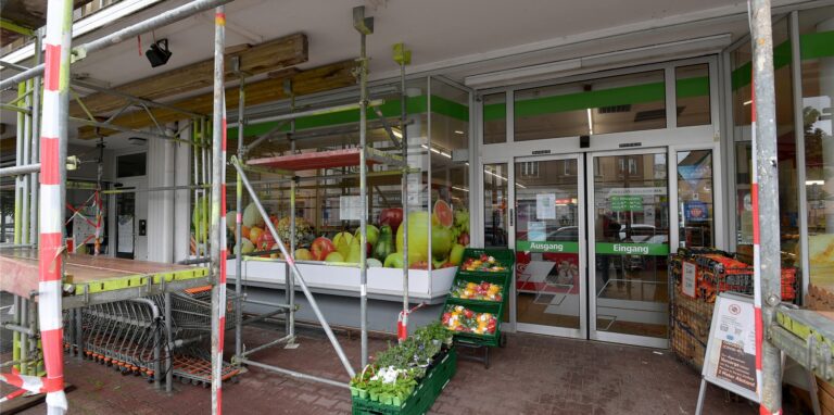 Die ehemalige Sparkassenfiliale an der Bebelstraß, wo sich auch der Frischmarkt Färber (Bild) befindet, wird zurzeit für den Nachmieter umgebaut. Die Immobilie ist für Malerarbeiten zurzeit komplett eingerüstet.