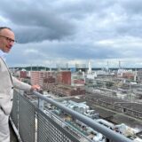 Chemiepark-Standortleiter Thomas Basten steht auf dem Balkon des Hochhauses im Chemiepark und schaut auf das Industriegelände.