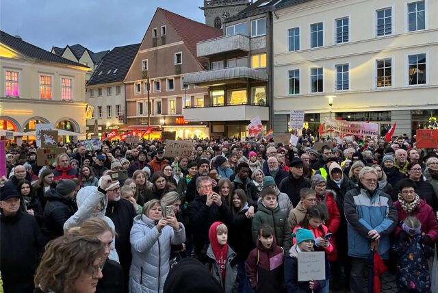 Viele Menschen stehen bei einer Demonstration im Januar 2024 auf dem Markt in Unna