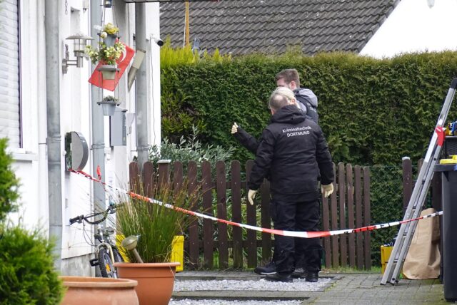 Am Morgen nach den Schüssen in der Nacht zum 7. Februar sichern Kriminaltechniker Spuren am Tatort in einem Wohngebiet im Nordosten von Holzwickede.