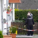 Am Morgen nach den Schüssen in der Nacht zum 7. Februar sichern Kriminaltechniker Spuren am Tatort in einem Wohngebiet im Nordosten von Holzwickede.