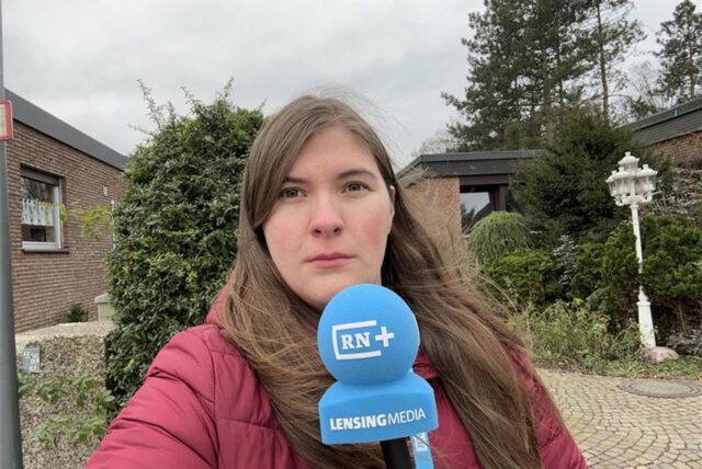 Reporterin Pauline Korte steht am Haus in Dortmund-Brechten, wo es in der Nacht gebrannt hat.