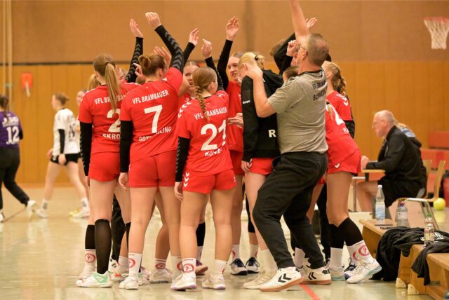 Das Team der JSG Brechten/Lünen steht im Kreis zusammen.