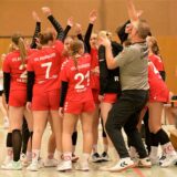 Das Team der JSG Brechten/Lünen steht im Kreis zusammen.