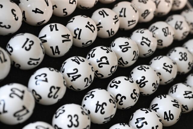 Lotto-Kugeln in einem Koffer
