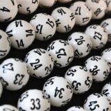 Lotto-Kugeln in einem Koffer