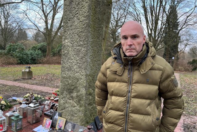 Sascha Zobel findet die Erinnerungsstücke nicht wieder, die er zu Ehren seiner verstorbenen Mutter am Obelisken auf dem Hauptfriedhof in Dortmund abgelegt hat.