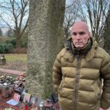 Sascha Zobel findet die Erinnerungsstücke nicht wieder, die er zu Ehren seiner verstorbenen Mutter am Obelisken auf dem Hauptfriedhof in Dortmund abgelegt hat.