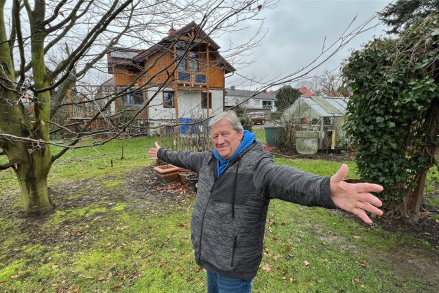 Michael Kauke zeigt auf seinem Grundstück an der Iserlohner Straße in Unna, wo die Baugrenze liegt und seine Streuobstwiese anfängt.