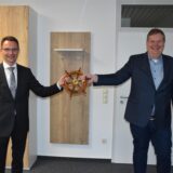 Dr. Bert Risthaus (links) übergibt symbolisch ein Steuerrad an Thomas Stohldreier.