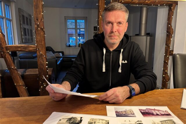 Thomas Petry aus Schwerte-Ergste sitzt am Tisch. In der Hand hält er seinen Grundsteuerbescheid.