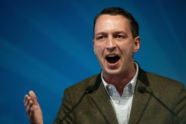 Matthias Helferich von der AfD spricht vor Mikrofonen.