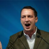 Matthias Helferich von der AfD spricht vor Mikrofonen.