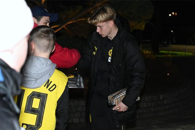 Daniel Svensson schreibt Autogramme.