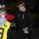 Daniel Svensson schreibt Autogramme.