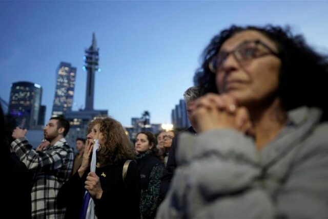 Angehörige und Freunde von Israelis, die im Gazastreifen gefangen gehalten wurden, reagieren auf die Freilassung von Geiseln, die im Zusammenhang mit einer Waffenruhe zur Beendigung des Krieges zwischen Israel und der Hamas vereinbart wurde.