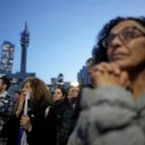 Angehörige und Freunde von Israelis, die im Gazastreifen gefangen gehalten wurden, reagieren auf die Freilassung von Geiseln, die im Zusammenhang mit einer Waffenruhe zur Beendigung des Krieges zwischen Israel und der Hamas vereinbart wurde.
