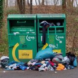 Montage: Links ein Porträt von Ernst-Dieter Standop, rechts ein Bild des Altkleider Containers an der Unnaer Straße in Kamen.