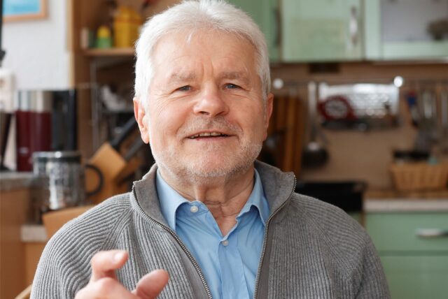 Werner Engelhardt sitzt in der Küche seine Hauses in Bergkamen-Oberaden.