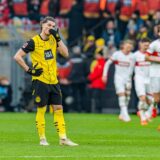 Pascal  Groß und Marcel Sabitzer schauen Richtung Mittellinie.