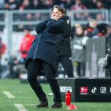 Niko Kovac schlägt die Hände vors Gesicht.