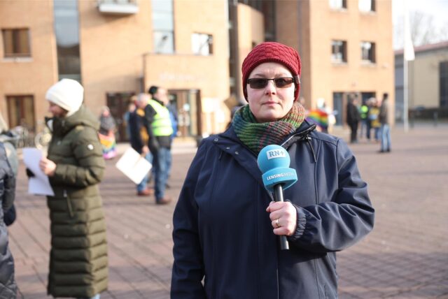 Eine Frau hält ein buntel Plakat bei einer Mahnwache für die Demokratie in Selm. Aufschrift des Plakats: „Selm ist richtig, schön bunt.