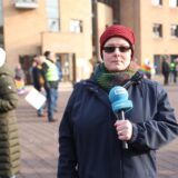 Eine Frau hält ein buntel Plakat bei einer Mahnwache für die Demokratie in Selm. Aufschrift des Plakats: „Selm ist richtig, schön bunt.