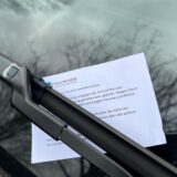 Solche Verwarnzettel fanden Autofahrer am Wochenende am Scheibenwischer. Zahlreiche Falschparker wurden vom Ordnungsamt überführt.