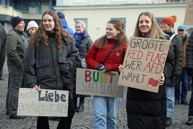 Frauen halten Plakate in die Kamera, auf denen sie sich klar gegen die AfD und für Vielfalt positionieren.