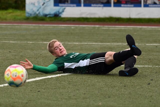 Bausenhagens Janik Frank verpasst hier eine Hereingabe. Der Bausenhagener traf aber im Match in Bösperde drei Mal für den SVB.