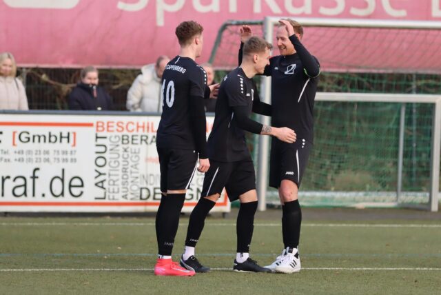 Vincent Flechtner (v.l.), Julien Brehorst und Philipp Schulze Twenhöven klatschen sich ab.