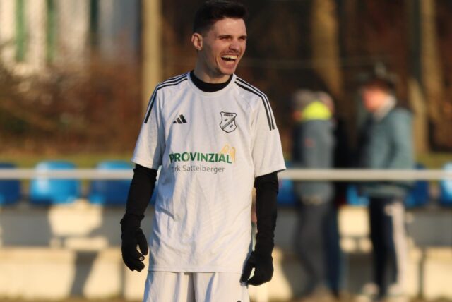 Alex Covit lacht.