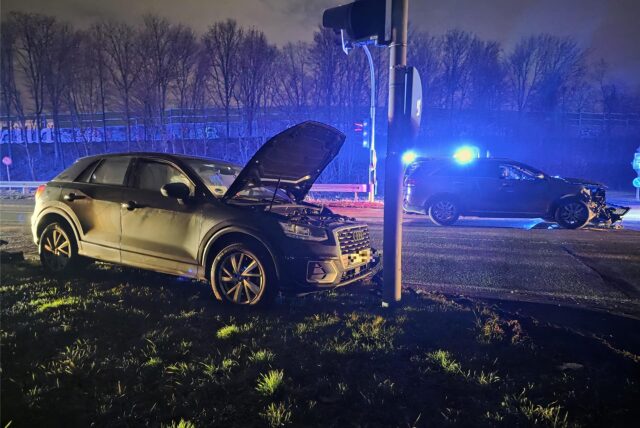 Die beiden Unfallwagen stehen mit beschädigter Frontpartie an der Unfallstelle.