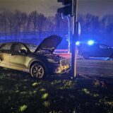 Die beiden Unfallwagen stehen mit beschädigter Frontpartie an der Unfallstelle.