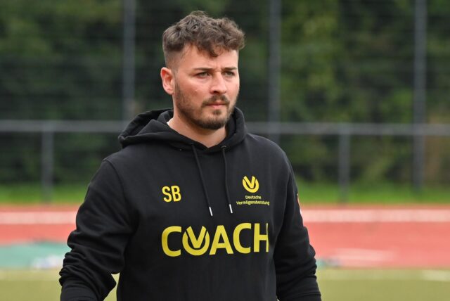 Sinan Bayram am Spielfeldrand.