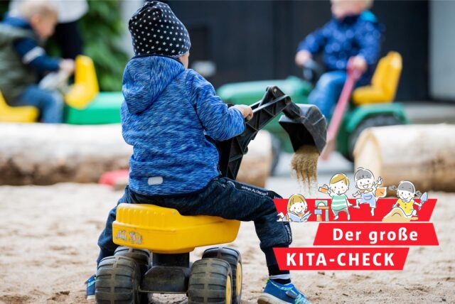 Kinder spielen auf dem Spielplatz der Evangelischen Kindertagesstätte „Wasserblecher Kinder“.