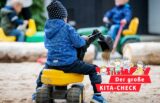 Kinder spielen auf dem Spielplatz der Evangelischen Kindertagesstätte „Wasserblecher Kinder“.