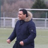 Zakaria Slimani jubelt an der Seitenlinie.