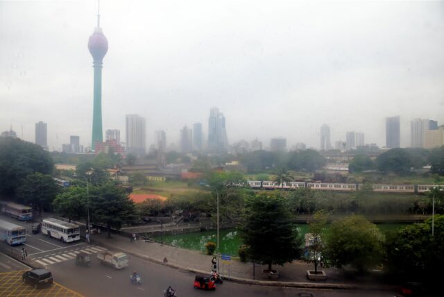 Ein nebliger Morgen in der sri lankischen Hauptstadt Colombo.
