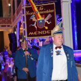 Eindrücke der Prinzenproklamation der Mendener Karnevalsgesellschaft Kornblumenblau mit rund 450 Gästen (Archiv). Zu sehen sind zwei Karnevalisten. Mit dabei die Fahne der Kornblumenblau Mendener Karnevalsgesellschaft E.V.