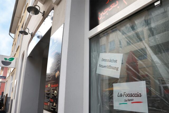 In der ehemaligen Baguetterie an der Massener Straße in Unnas Fußgängerzone weist ein Zettel auf eine Neueröffnung hin. Das Schaufenster ist mit einer Plane verdeckt. Künftig firmiert das kleine Bistro unter dem Namen „La Foccacia Da Renzo“.
