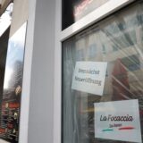 In der ehemaligen Baguetterie an der Massener Straße in Unnas Fußgängerzone weist ein Zettel auf eine Neueröffnung hin. Das Schaufenster ist mit einer Plane verdeckt. Künftig firmiert das kleine Bistro unter dem Namen „La Foccacia Da Renzo“.