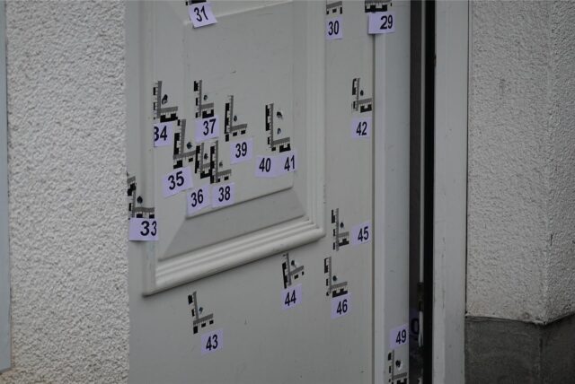 Die von Schnellfeuersalven durchsiebte Haustür einer Familie in Holzwickede: Zwei Tage später taucht einer der Hausbewohner in einem Krankenhaus in Unna auf.