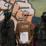 Der israelische Gefangene Ohad Ben Ami, der seit dem 7. Oktober 2023 von der Hamas im Gazastreifen als Geisel gehalten wird, wird von Hamas-Kämpfern eskortiert, bevor er dem Roten Kreuz im zentralen Gazastreifen übergeben wird.