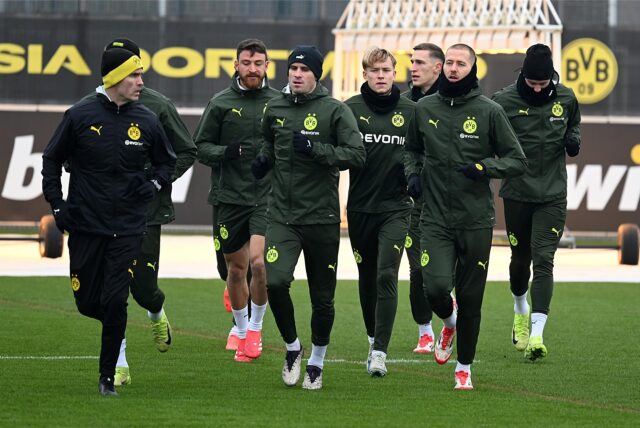 Die BVB-Spieler laufen sich warm.